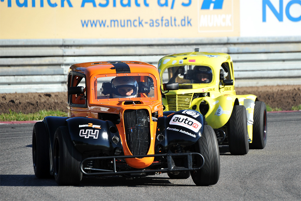 Med en sejr i sidste heat gik Kenneth Jensen i front for OK Legend Car Cuppen. Ole Madsen (bagest) gled derimod fra tredje- til fjerdepladsen grundet motorproblemer